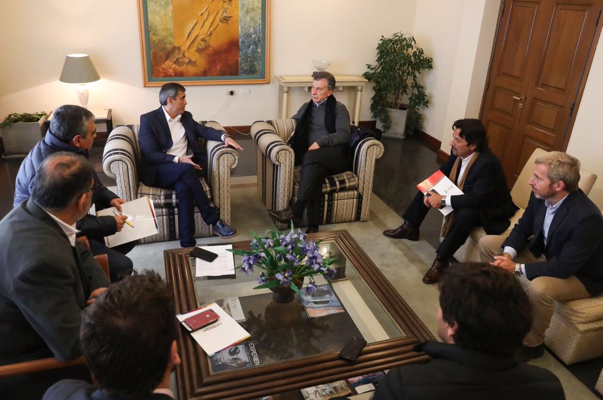 GustavoSaenzOK's tweet photo. Nos reunimos con @mauriciomacri y @frigeriorogelio. El Presidente ratificó la continuidad de las obras en ejecución y los convenios firmados oportunamente. Posteriormente nos reunimos con intendentes del NOA y conversamos sobre las necesidades de cada ciudad #Salta https://t.co/YuGihSOhB6