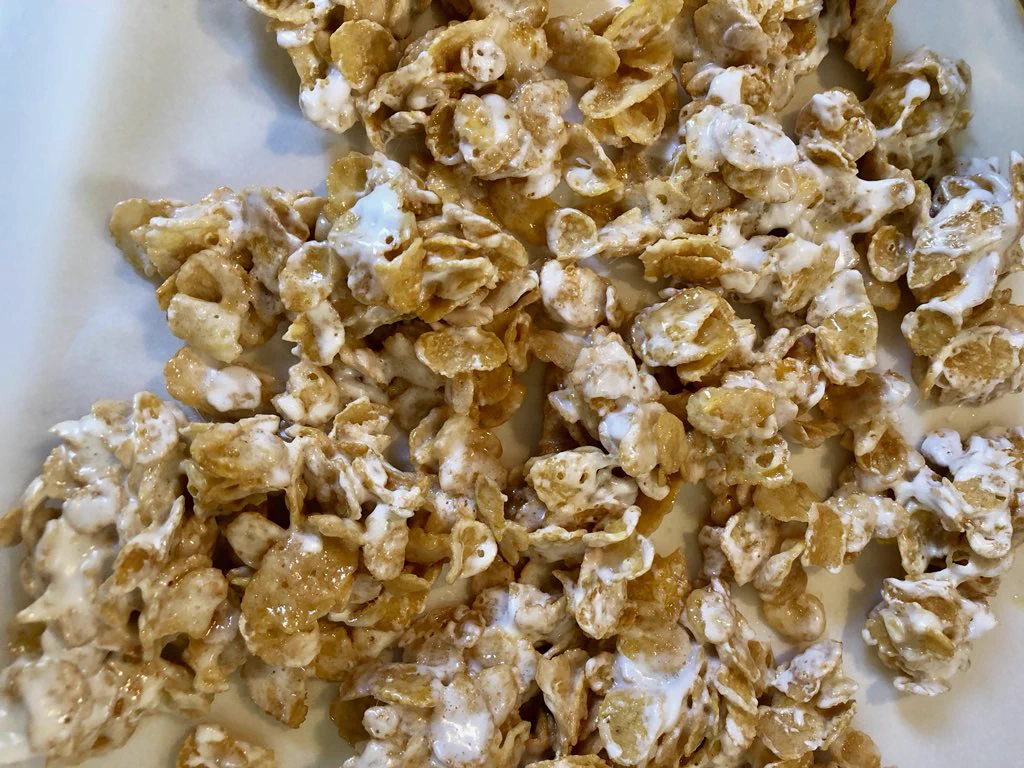 簡単なのに中毒性あるｗｗバターとマシュマロ、コーンフレークで作るおいしいお菓子！