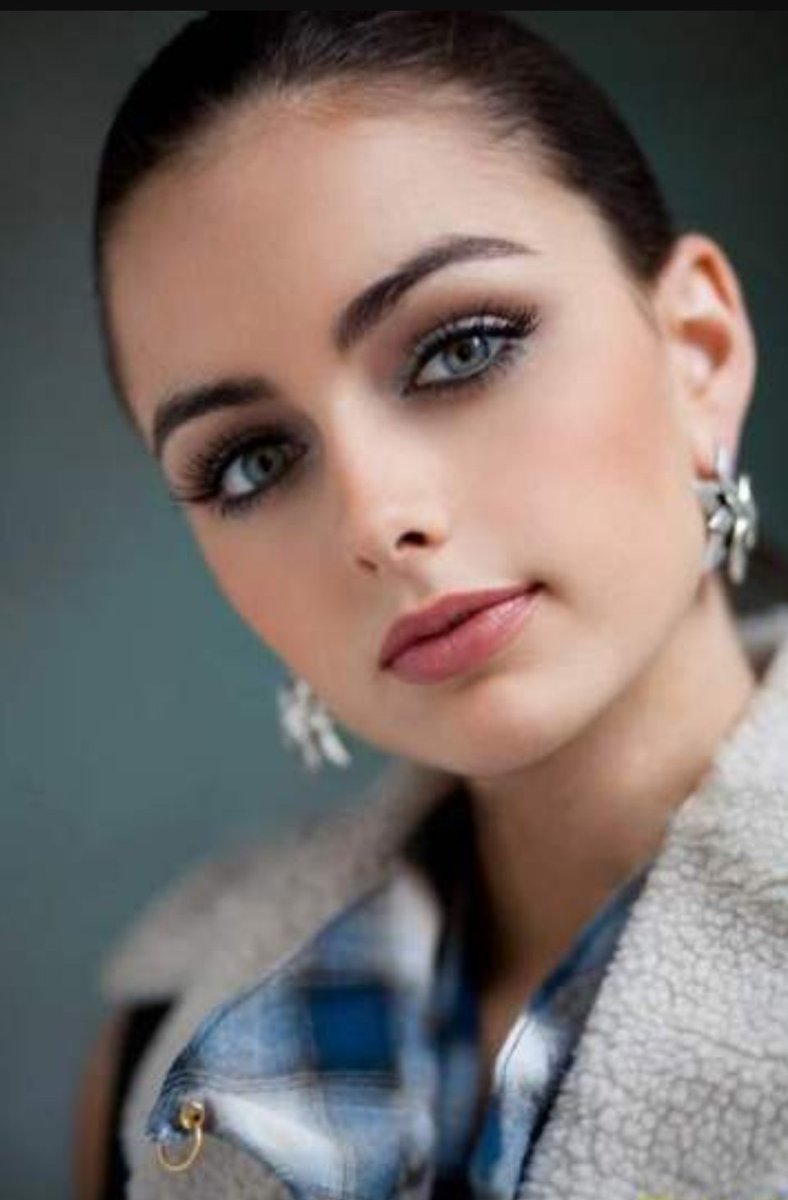 وداعتك للساعه عيني 
وكلبي ويه الساعه دكته

 وداعتك كلما تمر نسمة التفت حسبالي انته  

#نازو
ღ.¸¸.عيناي انت¸.ღ