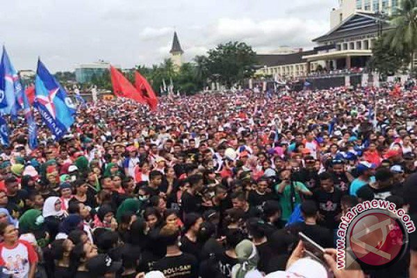 DahriaU's tweet photo. tanggal 27 ini katong rame2 coblos No.2..

#BaileoBangunMaluku #RangkulPerbedaan #HarusAdaPerubahan

@MalukuHumRights
@UtdIndonesiaAMQ 
@INDOBARCA_AMBON 

https://t.co/mu5GYkl6lm