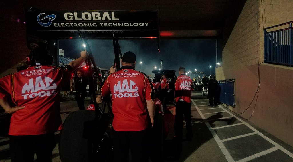 TeamKalitta's tweet image. The @Mac_Tools @GETTRX team is under the tower! @Air_Doug coming up next for Q2 at the @JEGSPerformance #Route66Nats! #GreatToWorkWith #WeAreMacTools #FastestNameInCreditCardProcessing #NHRA
