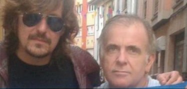 NachoVegasTwit's tweet photo. Sé la ilusión que te hacía que publicara disco nuevo. Dijiste que no ibas a estar para verlo. Yo decía que sí, que callaras la boca. Y tuviste que acertar tú, joder. Qué llorera, Ramón, qué llorera y cuánto te voy a extrañar. Si ves a Dios dale una hostia de mi parte. Te quiero. https://t.co/qW4X7hxxps