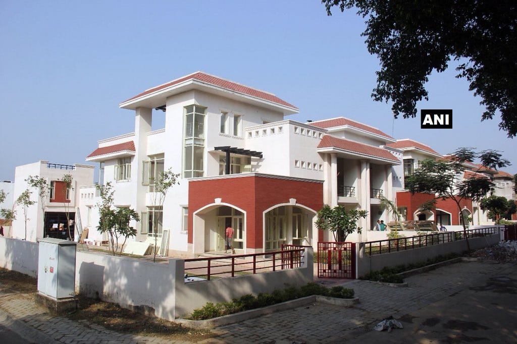 ANINewsUP's tweet image. #Lucknow: Samajwadi Party's Akhilesh Yadav &amp;amp; Mulayam Singh Yadav to reside in bungalows located at Sultanpur Road after vacating their official residences, complying with the orders of the Supreme Court.