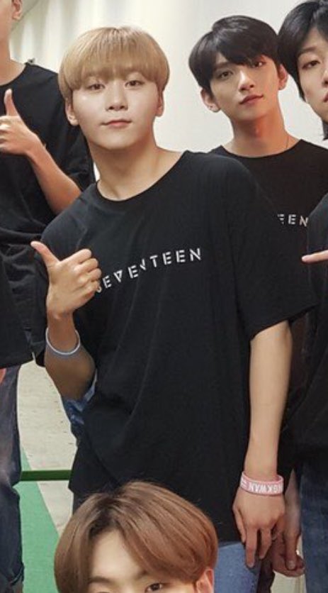 1998_01_16's tweet photo. 헐.. 설마 힙합팀 팔찌가 하늘색이라면 승관이가 민규꺼 오른쪽 승관이꺼 왼쪽에 끼고 있는 거야..???? https://t.co/89odzKnogz