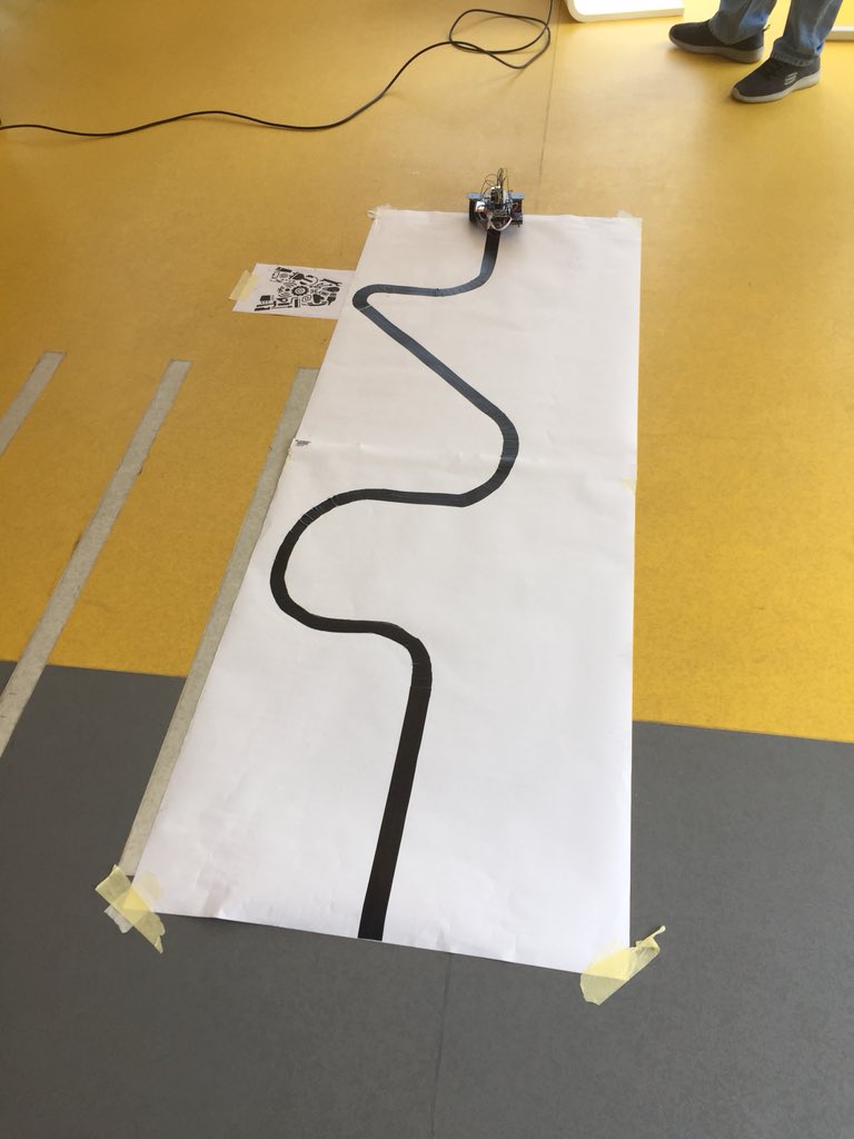 MakeSmartThings's tweet photo. βLine following robotβ workshop underway π€ #rover @Raspberry_Pi #robotics #makesmartthings @in5dubai https://t.co/3QIcVUtoUP