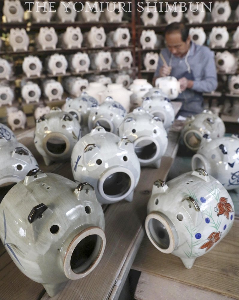 読売新聞写真部 そろそろ 蚊取り線香 の季節ですね 三重県 萬古焼き の 昭和レトロな 蚊やり豚 作りが ピークを迎えています 橘薫撮影 T Co Cpxu2nmnrn Twitter