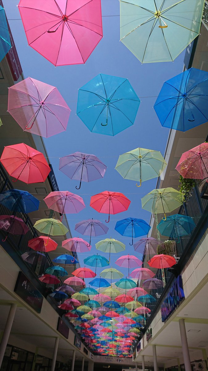 空中に色がついたビニール傘を並べると影で壁とか地面とかにも模様がついてめちゃくちゃきれい Togetter