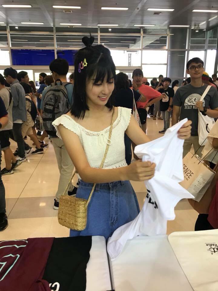 ThisisCatRadio's tweet photo. เอ๊ะใครอ่ะ หน้าคุ้นๆ  #cattshirt #catradio https://t.co/QyuuXzq9cx