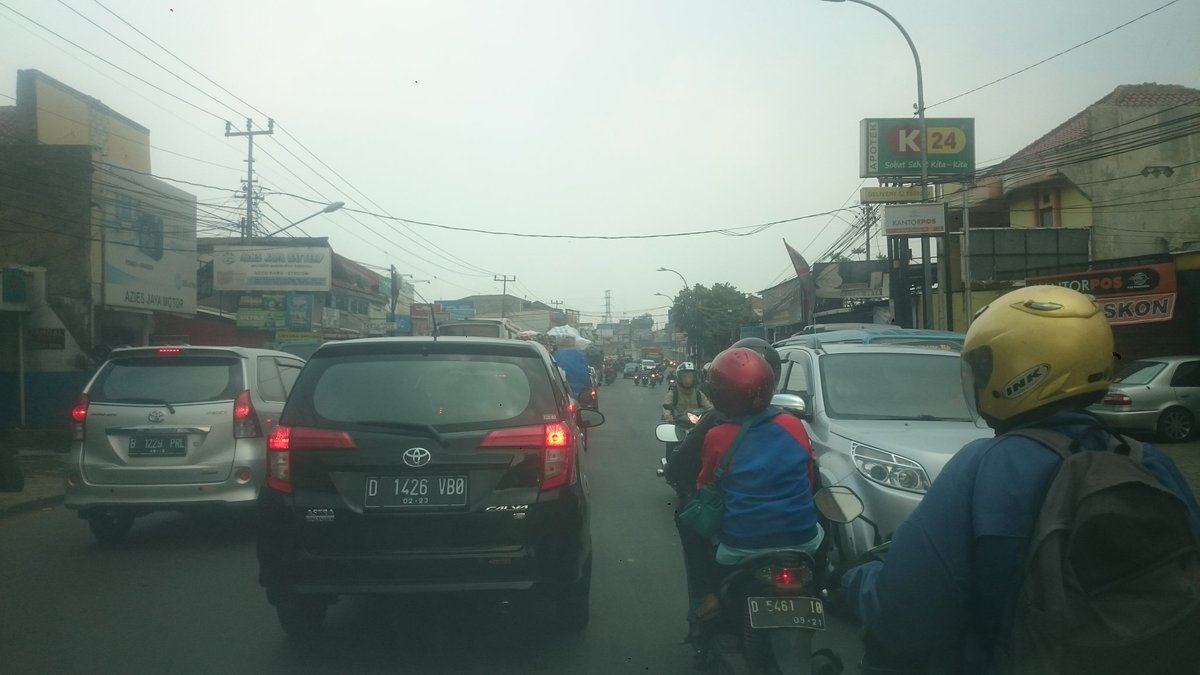 Sampai kapan gini terus ya..perjalanan ke cirebon jadi lama di bandung nya <a href="/PRFMnews/">Radio PRFM</a> #cinunukmacet