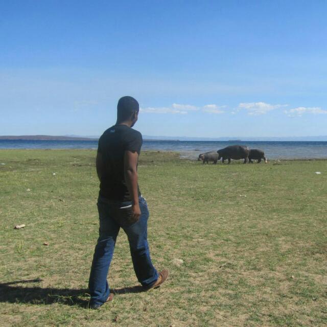 KaribaHolidays's tweet photo. Journalists and travel writers cannot get enough of #Kariba's fascinating wilflife-human interactions. Here @villagereflect1 and @princemusha getting their own "personal" interactions with Kariba's friendly wildlife. #VisitKariba #VisitZimbabwe #KaribaHolidays #KnowingTouch! https://t.co/3gxm7mmjJT