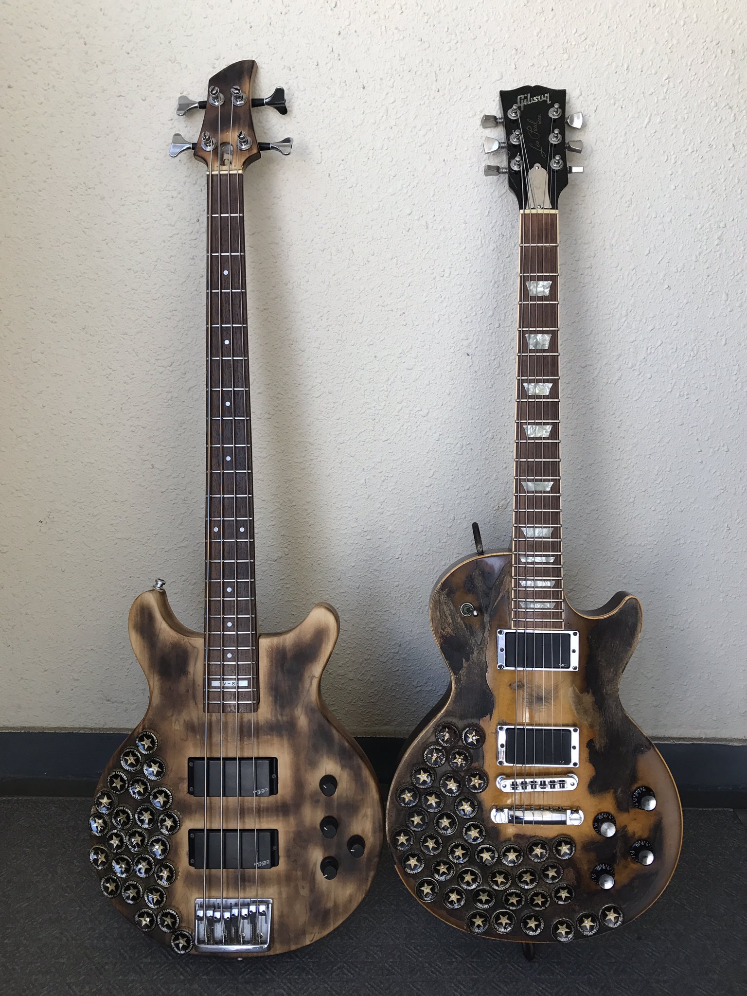 Zakk Bls Sdmf 大阪支部 メインギターと並べて パシャリ 笑 Guitar Bass ギター ベース Gibson Greco Lespaul Lespaulstandard レスポール レスポールスタンダード Tv800se Tv 800se ビール栓 Beercap Bottlecap サッポロ 黒ラベル