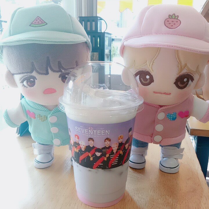 special_0804's tweet photo. พาเด็กๆไปรับปลอกแก้วมาแล้วค่า ที่ร้าน Ordinary day ยังเหลือปลอกแก้วอีกเยอะเลยค่ะ รีบๆไปรับเจ้าชายทั้ง13กันนะะะ 😆💕 #3yearswithSVT https://t.co/QRsEkQwlsa