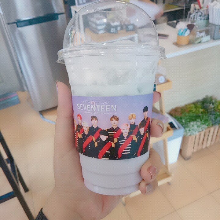 special_0804's tweet photo. พาเด็กๆไปรับปลอกแก้วมาแล้วค่า ที่ร้าน Ordinary day ยังเหลือปลอกแก้วอีกเยอะเลยค่ะ รีบๆไปรับเจ้าชายทั้ง13กันนะะะ 😆💕 #3yearswithSVT https://t.co/QRsEkQwlsa