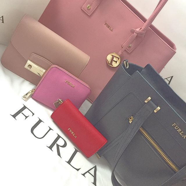 NczSh's tweet photo. FURLA💓
この前小さなバッグ買って5種類になった🙋🏼‍♀️
かわいい〜〜💓
#FURLA #furla #furlabag #furlawallet #furlakeycase #furlamini #bag #wallet #keycase #minibag #love https://t.co/7lEw0et5FY https://t.co/NPTTlxgjN4