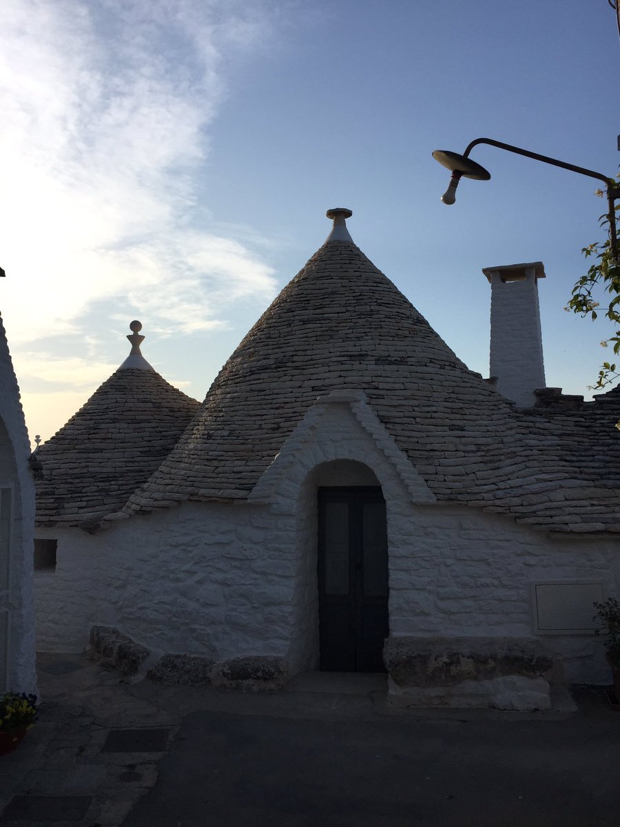 #Alberobello is a town in Italy’s #Apulia region. It’s known for its trulli, whitewashed stone huts with conical roofs. The hilltop Rione Monti district has hundreds of them. Gorgeous landmark. A taste of pre-Summer vacation #visitItaly