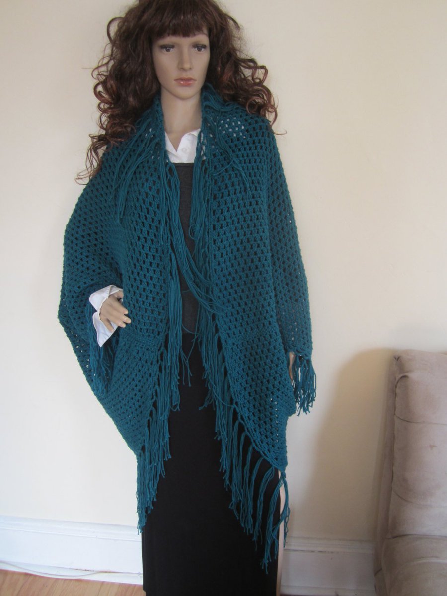 Elegantcrochets's tweet photo. OVERSIZE COCOON CARDIGAN, Fringe kimono, Cocoon cardigan, cocoon poncho, cardigan, coocon shrug, oversize sweater, plus size shrug https://t.co/Kp6yrjmlev #Musicfestival #Boho #Bohochic ##boholife #Gypsy #Hippiestyle #Hippie #PlusSizeSweater https://t.co/auMmIWmero