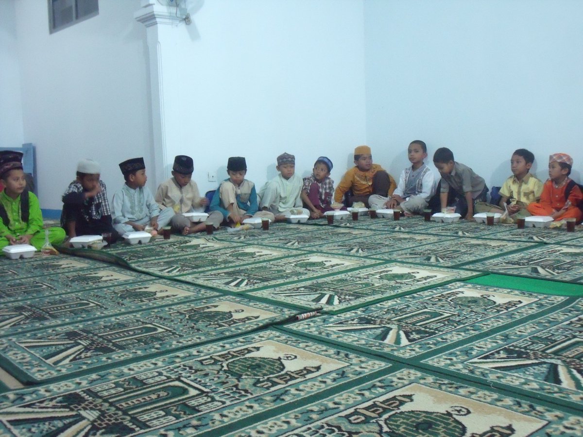 imroatn's tweet photo. Buka bersama dengan santri TPQ Darussalam Kalibeber adalah kegiatan rutin setiap minggunya selama bulan Ramadhan.
Lokasi: Kalibeber, Wonosobo, Jawa Tengah
@kemenpar @Genpi_Co @pesonaid_travel
@weningts @rerenytadyah @tyasirna 
#pesonaramadan2018
 #pesonaramadan27mei2018 https://t.co/pVJf2cGi2R