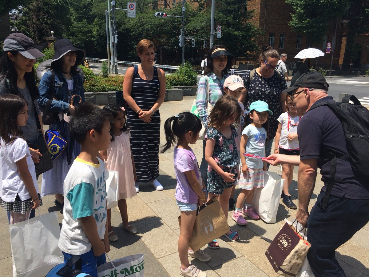 ASIJKHA's tweet photo. Thank you @2HJ_en for helping us hand out 350 toothbrushes for the people in need! And thank you, ES students and families for supporting our project by bringing in toothbrushes! 
@asij #asij #secondharvestjapan #servicelearning https://t.co/6hdoOo00NG