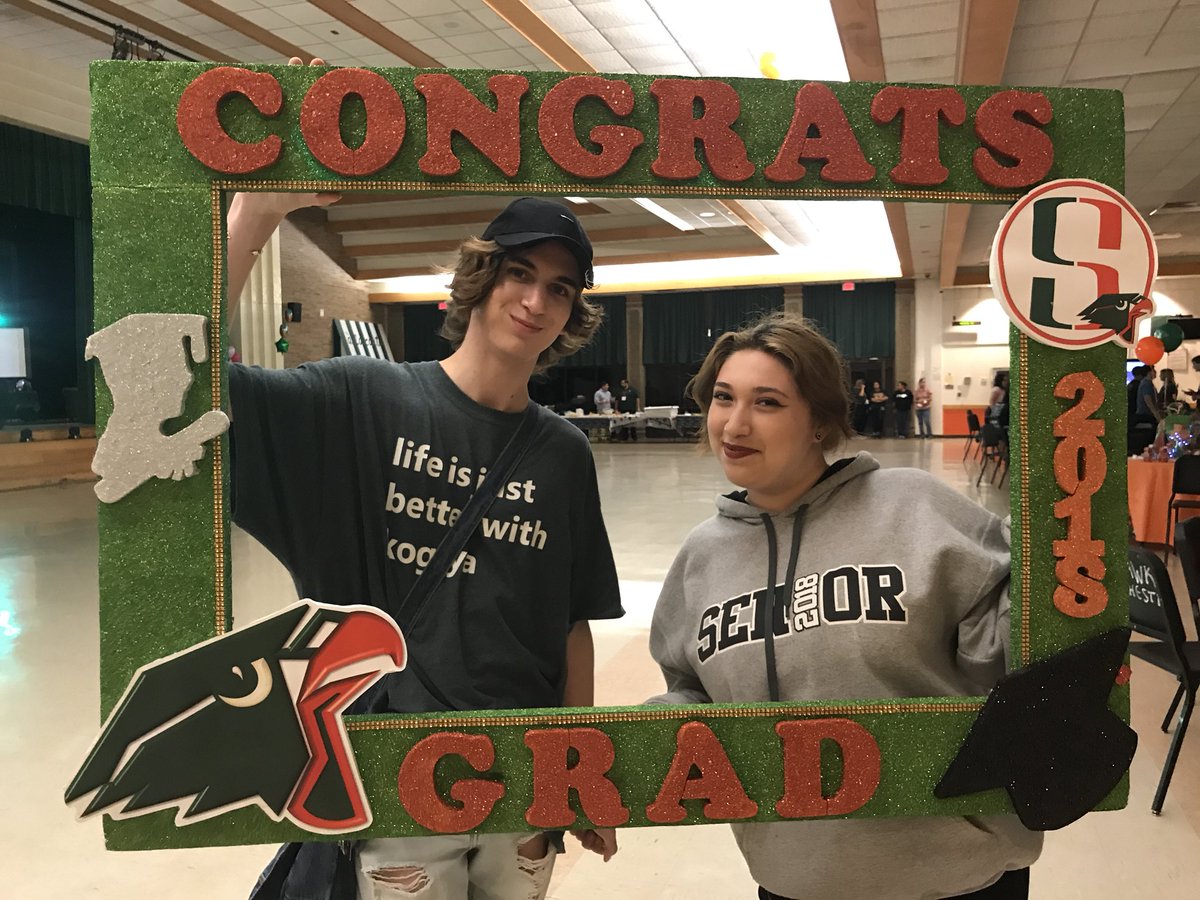 hhssseniorclass's tweet photo. Fun times at Graduation Celebration 2018 #southptsa #HawkPrideAStepAbove https://t.co/Rd4WftIfxu