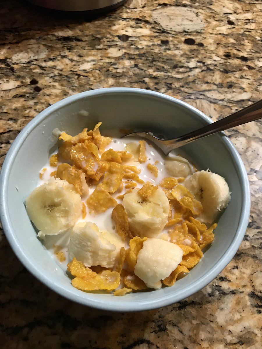 _carlos__ponce_'s tweet photo. Does anyone else eat their Frosted Flakes with banana? 😂 https://t.co/qvQGPcFcSX