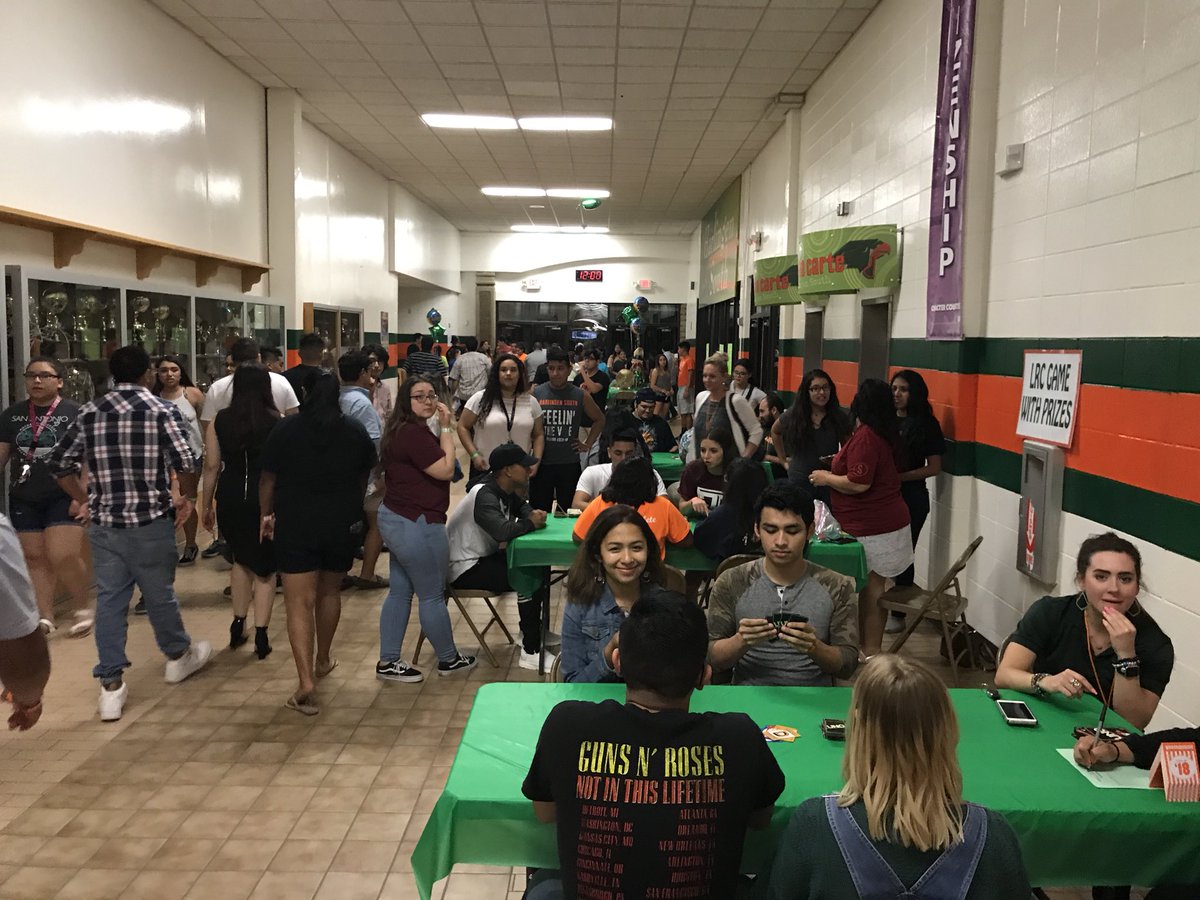 hhssseniorclass's tweet photo. Go get on that dance floor! Graduation Celebration 2018 Classof2018 #southptsa #HawkPrideAStepAbove https://t.co/HxAHOqVooR