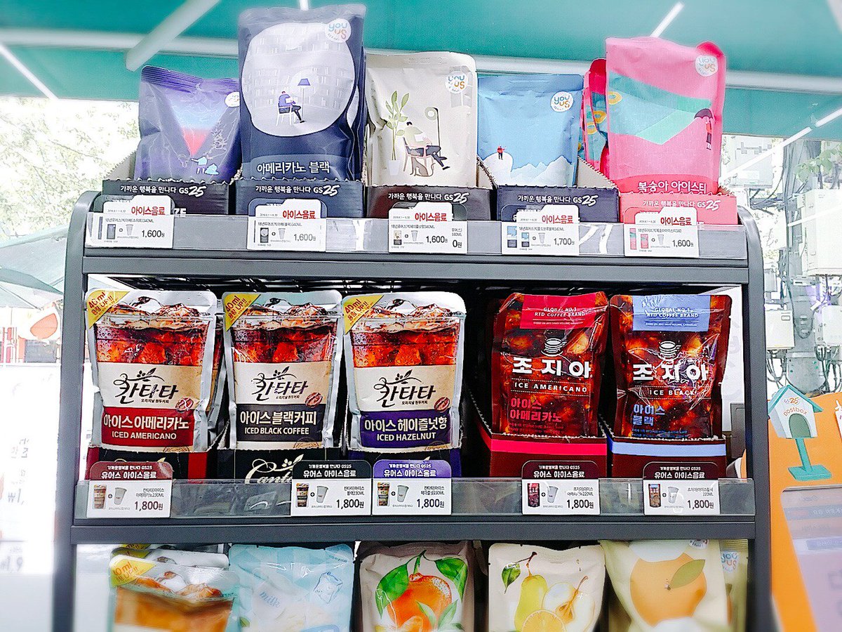松田カノン 카논 コンビニでアイスコーヒーを買う方法 韓国 入口付近にある袋状のものがコーヒー 類 写真左 近くにあるアイスボックスを開けて 氷入りのカップと共にレジへ 会計後カウンターでコーヒー袋を開けてカップに注ぐ 全部セルフ