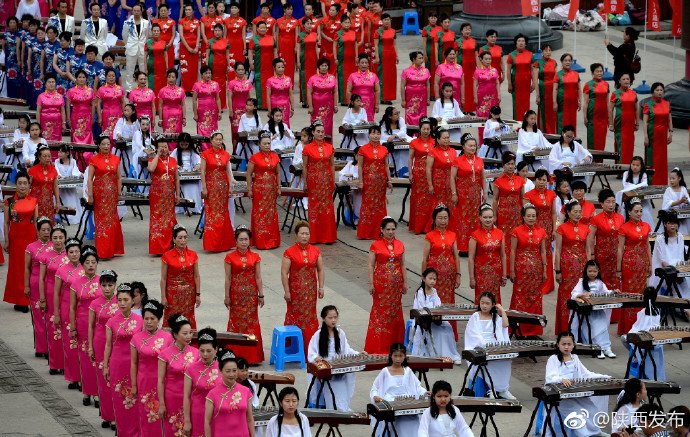 visitshaanxi's tweet photo. On 20th May, a special but quite fantastic show, which was jointly conducted by more than 300 zither players and over 700 cheongsam lovers, was held in Xi’an #Hancheng Lake Scenic Area. The scene was #magnificent and attracted lots of audiences. https://t.co/xZ1HIGkFQ5