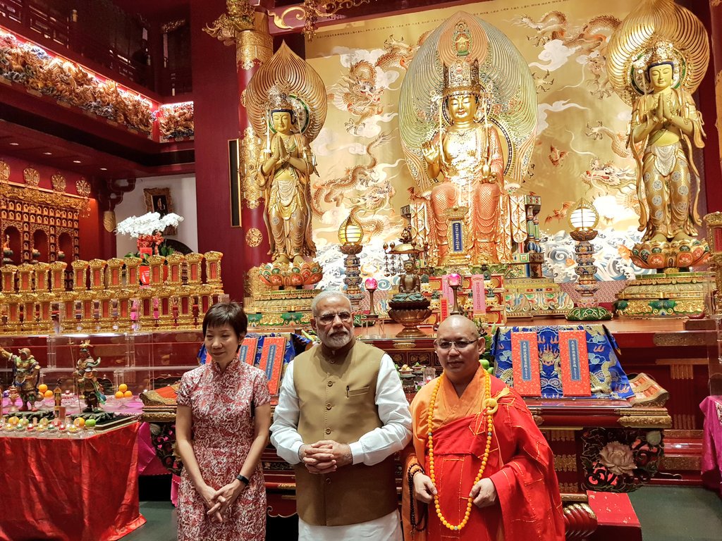 connected2india's tweet photo. Cheering crowds greet PM @narendramodi during his visits to Mariamman Temple, Chulia Mosque, Buddha Tooth Relic Temple and Museum #MODISG2018 @PMOIndia @IndiainSingapor @indiatoasean @BJP4India @hv2008 @MEAIndia @vijai63 @IndianDiplomacy https://t.co/1TuTjFTGDr