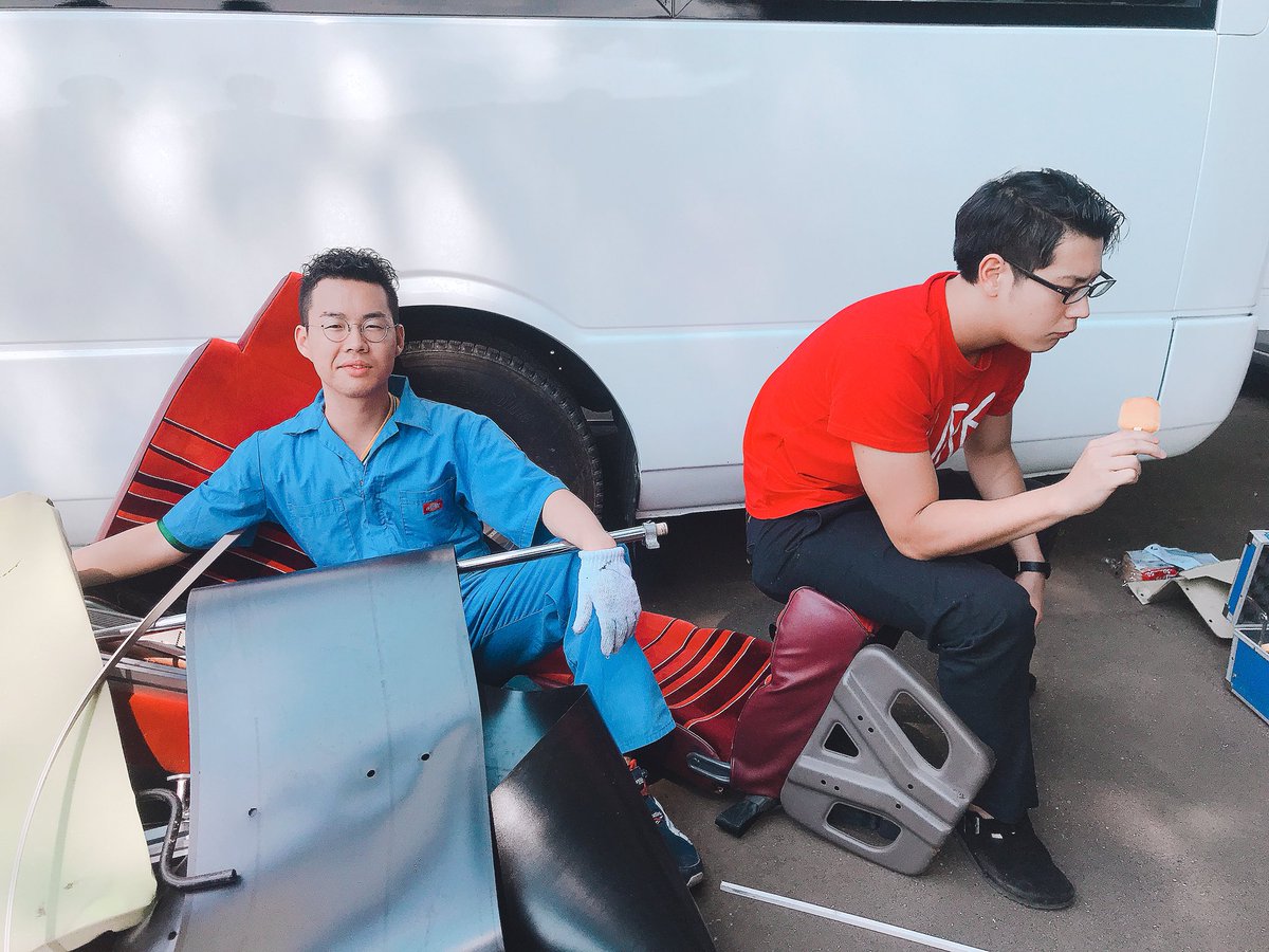 100BANCH's tweet image. 今日はBUSHOUSEの作業現場に来ています！！現在バスの中身を取り除いている段階！7月までに完成出来るのでしょうか😚🌞どきどき

#100banch 
#bushouse 
#暑い