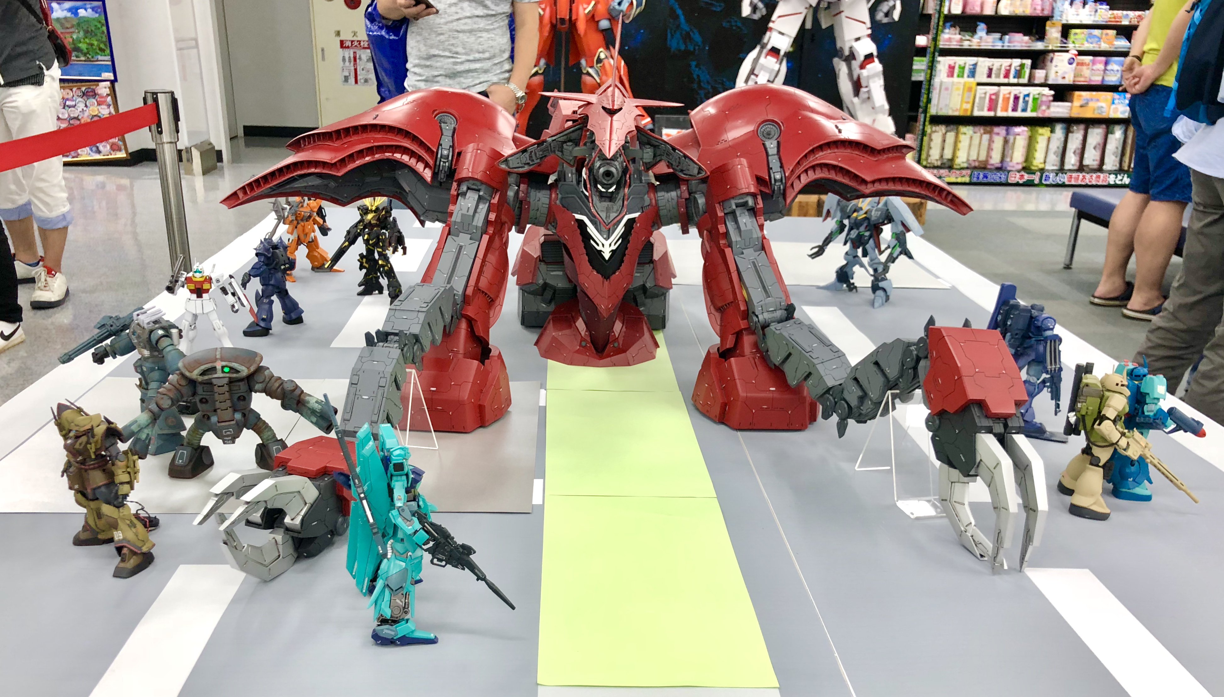 ヨドバシカメラ さいたま新都心駅前店 ガンプラ 体験会実施中 小学生のお客様限定で 好評開催中 また Tajahiro Com 様作1 100シャンブロ 展示中 この迫力は鳥肌ものです ぜひ店頭にてご覧ください 当店販売員作成のペーパークラフト