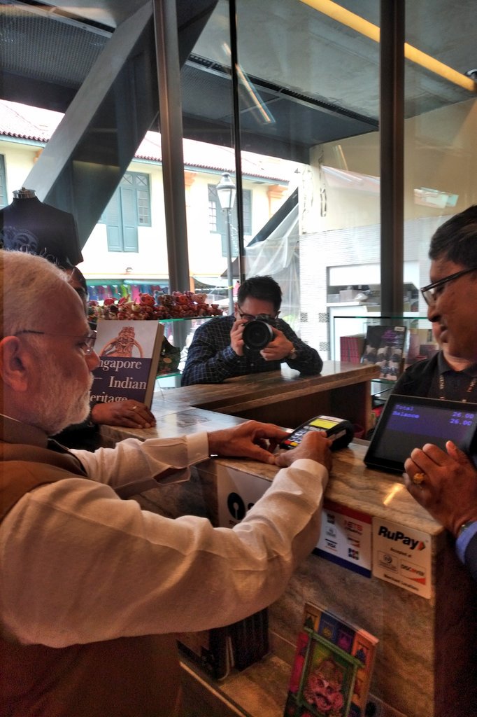 PMOIndia's tweet photo. Celebrating India's diverse culture. 

PM @narendramodi visits the Indian Heritage Centre and purchases a Madhubani painting using a RuPay card. https://t.co/b6VbARDyAj