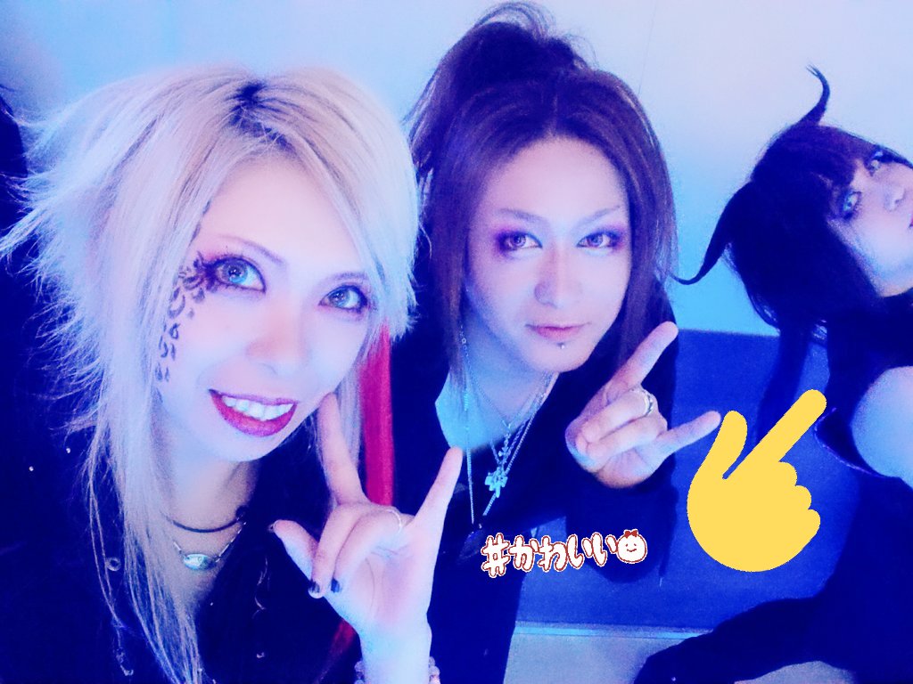 Zakipod's tweet photo. 2分割したった。
やたら美少女なRyOさん!
イケてる散らかし屋()MiYAさん!...と?
#V系 #DEVILbarat's #新宿clubSCIENCE #EvoL'v https://t.co/k1COk5f47t