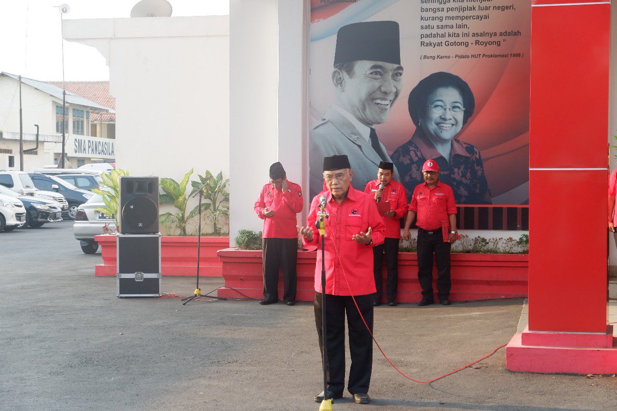 PACPDIPKry's tweet photo. Upacara Memperingati Hari Kelahiran Pancasila. Di Kantor DPD PDI Perjuangan Jawa Tengah (Panti Marhaen) . @Pdipcilacap
#KitaPancasila
#PancasilaZamanNow
#JuniBulanBungKarno
#Bant3ngJagaPancasila
#PDIPerjuangan
#DPCPDIPCilacap #PACPDIPKry https://t.co/Nbvo7ROeLV https://t.co/nLEobz77Q6