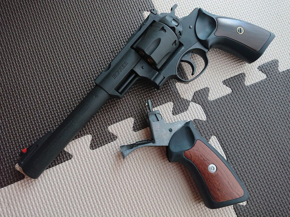 タナカ　スーパーレッドホークグリップ マルシンのスーパーレッドホークのグリップが実物グリップより太いこと