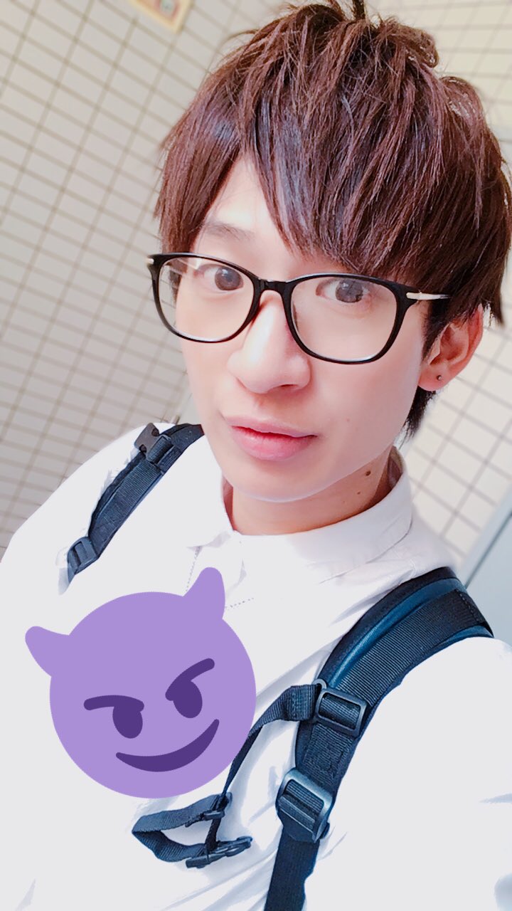 とみなが一 はぢめ おこんにちはー リプちゃーんとかえすからねー ちょっとまってね Cosmic の定期公演のチケットか発売されました みんな取れたかな 6月30日 盛りだくさんの内容だからきてきて そして 今日はメガネかけてみた