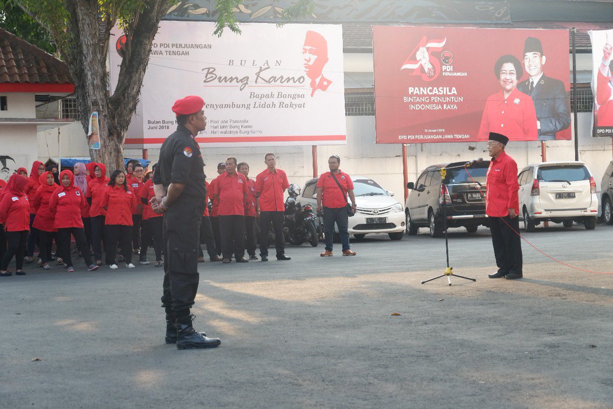PACPDIPKry's tweet photo. Upacara Memperingati Hari Kelahiran Pancasila. Di Kantor DPD PDI Perjuangan Jawa Tengah (Panti Marhaen) . @Pdipcilacap
#KitaPancasila
#PancasilaZamanNow
#JuniBulanBungKarno
#Bant3ngJagaPancasila
#PDIPerjuangan
#DPCPDIPCilacap #PACPDIPKry https://t.co/Nbvo7ROeLV https://t.co/nLEobz77Q6