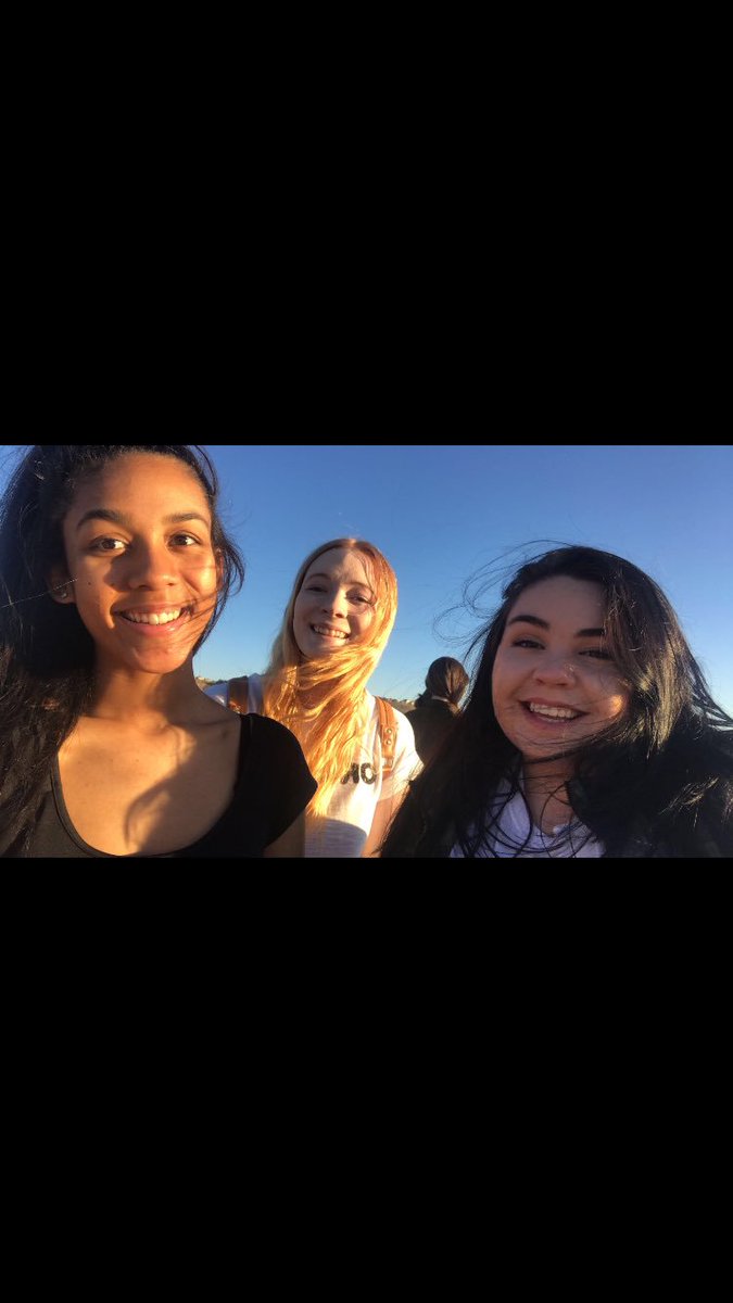 AlainaDyer2's tweet photo. Senior Sunset with these beauties☀️ https://t.co/ysLd25FGrO