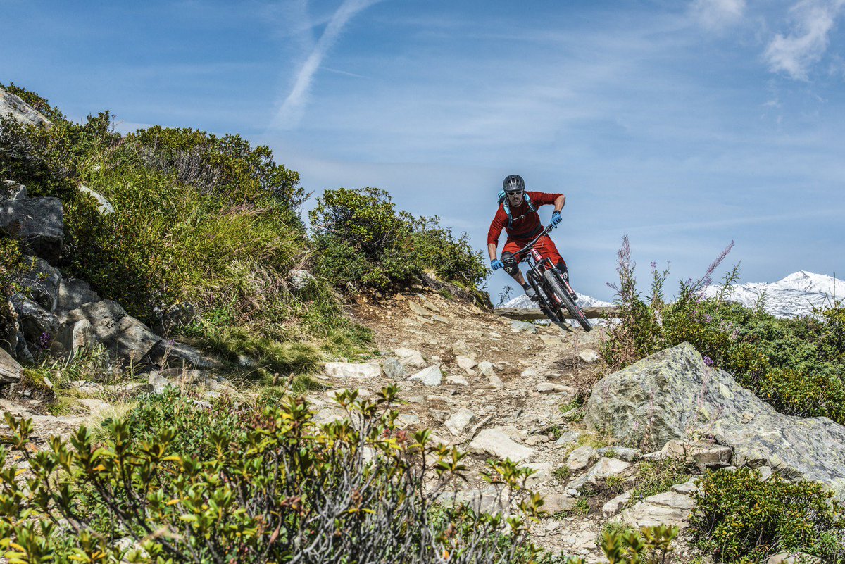 Neunmal mit den Bergbahnen hoch – und 10‘000 Höhenmeter auf verschiedenen #Singletrails hinuntershredden. Die #Bahnentour in <a href="/DavosKlosters/">Davos Klosters 💛💙</a> gilt als der ultimative Enduro-Kick in den Alpen. mountainbiker.ch/touren/bahnent…