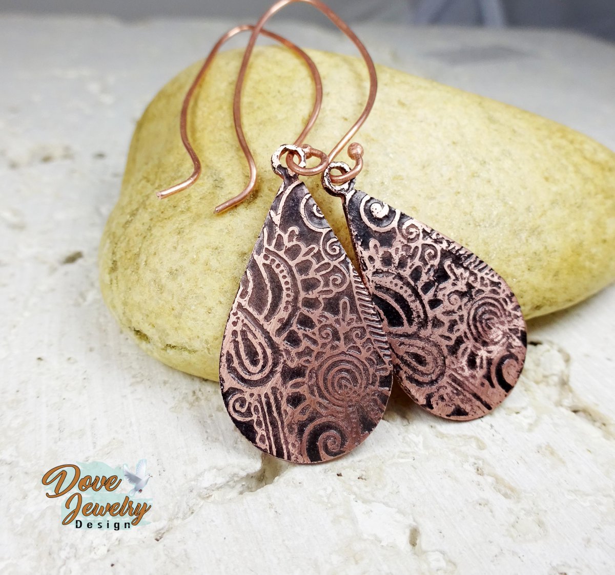 CraftySchmantzy's tweet photo. Boho Etched Teardrop Copper Dangle Earrings with Paisley Design. #etsymntt #jetteam https://t.co/xCNwVph9WC  https://t.co/zrU679a5Ab