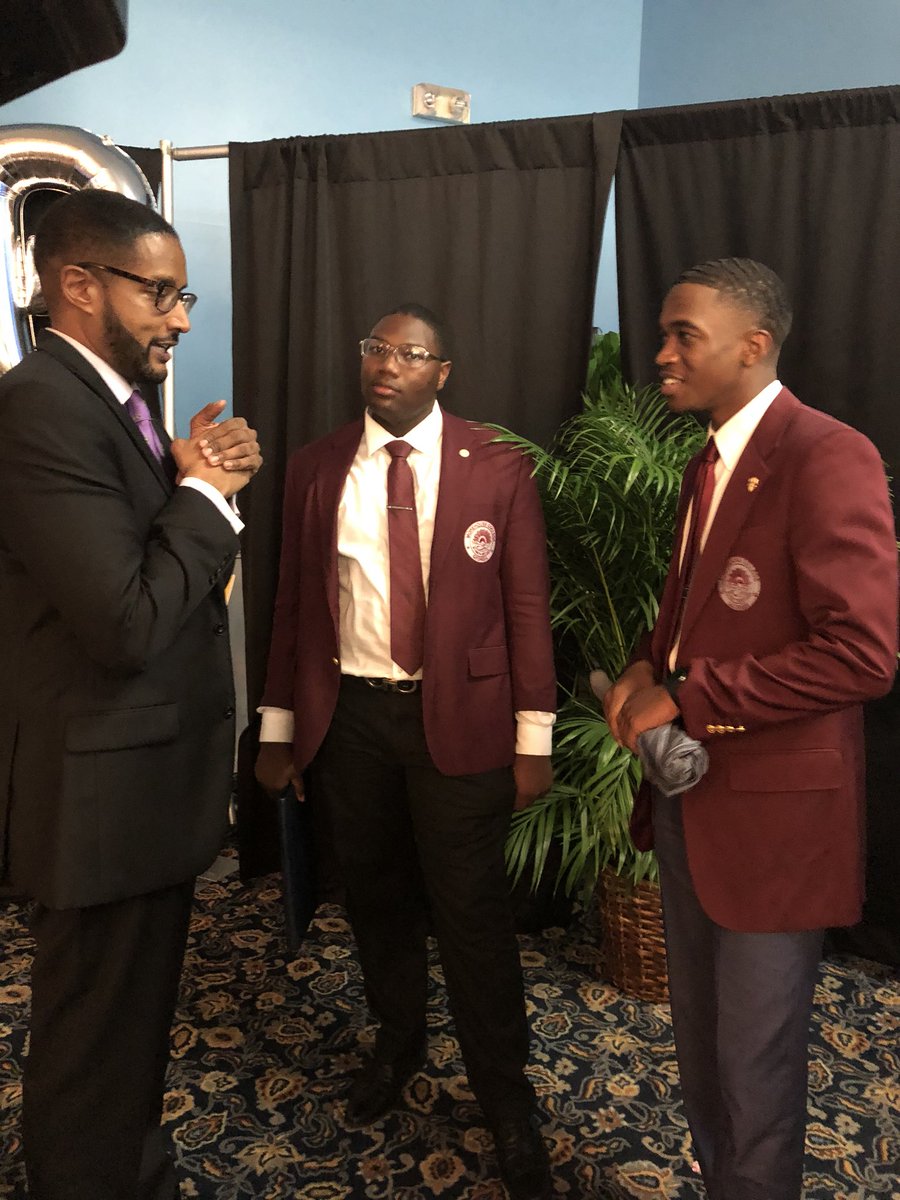 lead_speaks's tweet photo. @lead_speaks and @harborinstitute impacting the lives of our student leaders at the 2018 NASAP 22nd Student Leadership Institute. #nasap2018 #lead_speaks https://t.co/RScuKf53dN