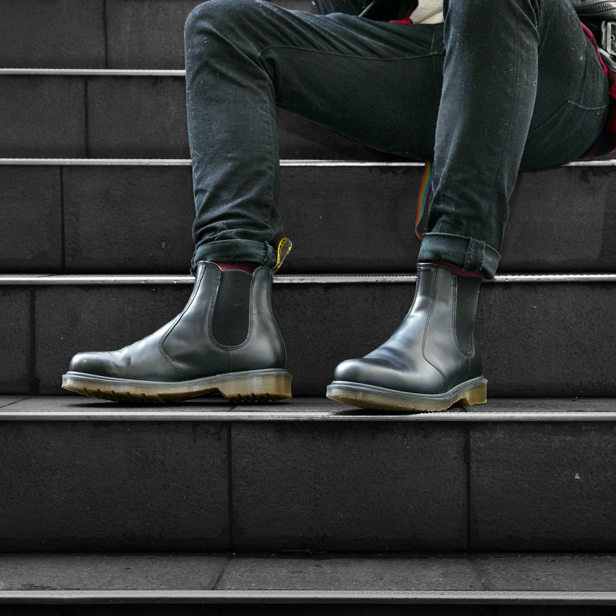 hamburger Badeværelse fodbold Dr. Martens ar Twitter: "The 2976 Chelsea Boot. One of our Originals, the  2976 features Docs attitude, a tough sole and our iconic yellow stitch.  Link in bio. EU: https://t.co/JHIUpC9a3O US &