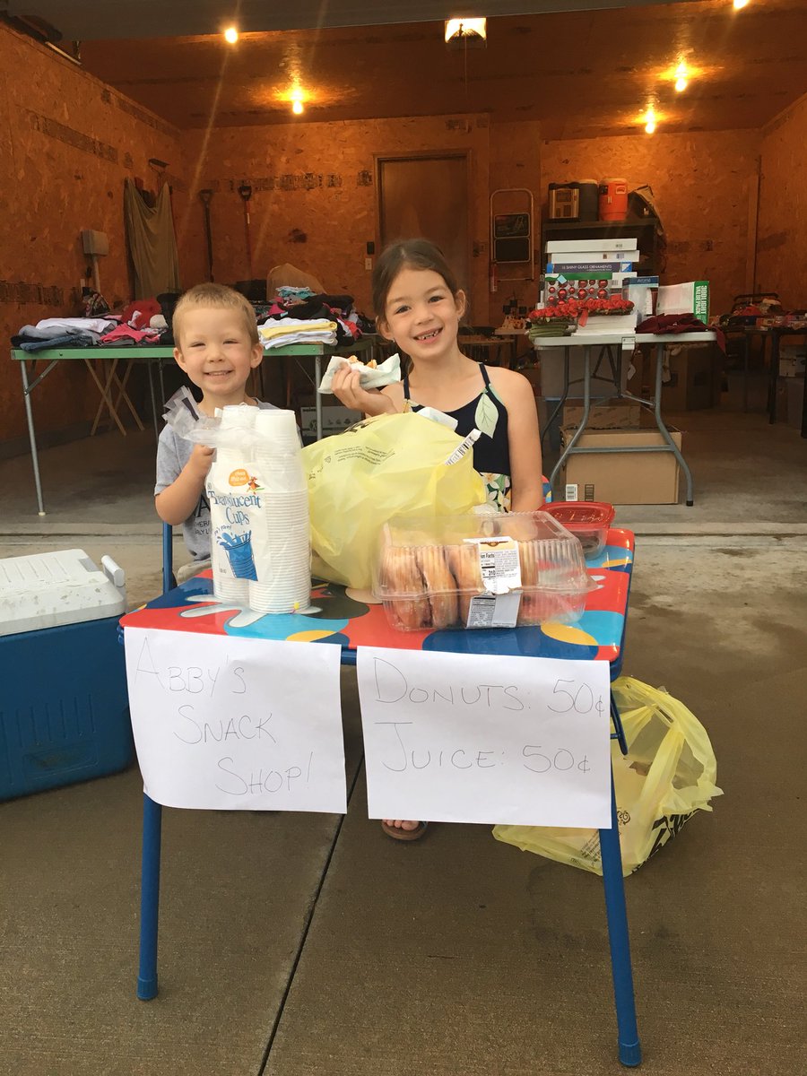 OfficerJohn326's tweet photo. Never too early to teach kids supply and demand, how to run a small business, how to count change, and everything else while @heathercalvert runs the garage sale! #RealWorldMath #MyFirstBusiness https://t.co/PnPdvvYhtQ