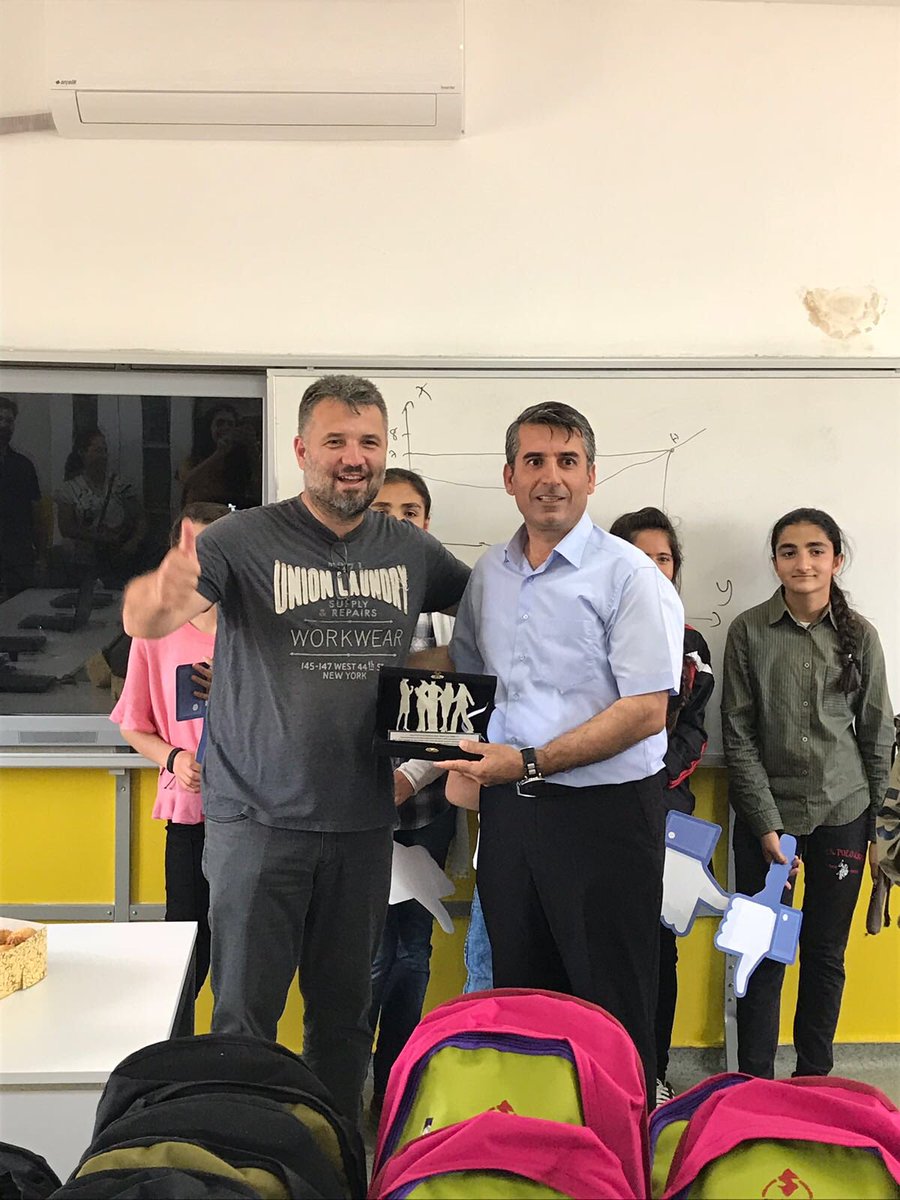 AXA_Turkiye's tweet photo. Okul yönetimini ve öğrencilerini tebrik ederiz. #AXASigorta4.0 #AXA #MardinMidyatSivriceOrtaokulu #YusufTöngüç @TngYusuf @AliRizaERSOY @YAVUZOLKEN https://t.co/WvtGocUv5u