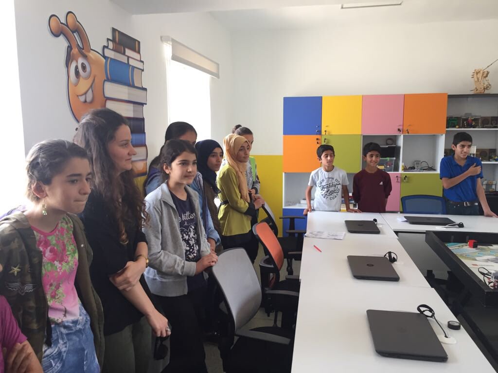 AXA_Turkiye's tweet photo. Okul yönetimini ve öğrencilerini tebrik ederiz. #AXASigorta4.0 #AXA #MardinMidyatSivriceOrtaokulu #YusufTöngüç @TngYusuf @AliRizaERSOY @YAVUZOLKEN https://t.co/WvtGocUv5u