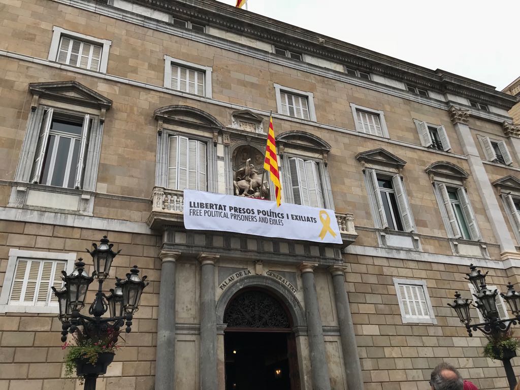 govern's tweet photo. Imatge de la pancarta instal·lada a la façana del #palau de la Generalitat per reclamar la llibertat dels presos polítics https://t.co/Tj3zUeYUnO