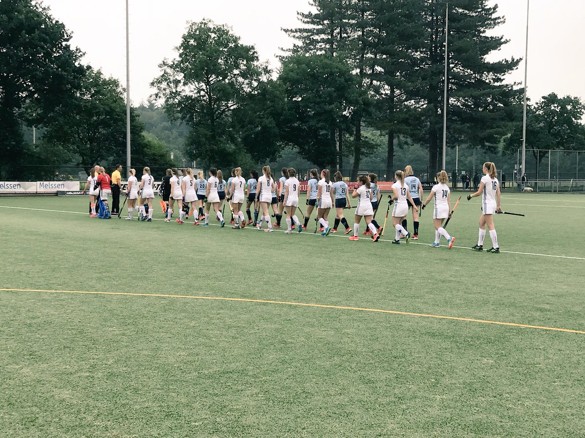 Pinokema1's tweet photo. We zijn inmiddels in Laren begonnen met de laatste competitie wedstrijd 🏑 @Larenmhc MA1 @Pinokema1 #zandveld

#larpin #landelijkmeisjesa https://t.co/AwzmRqPoJS
