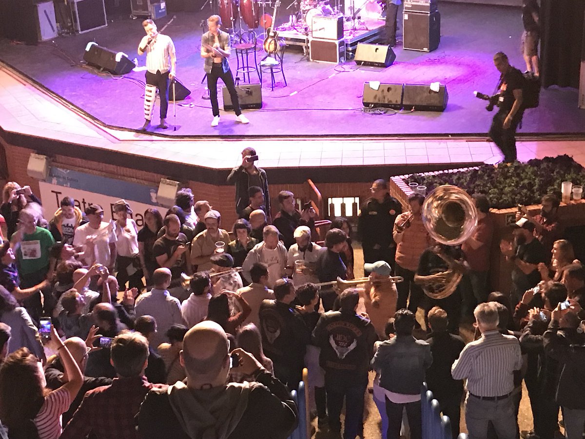 jazzandmar's tweet photo. No, no es Nueva Orleans ni el Mardi Grass. Es el final del bolazo que anoche dio @elipaperboyreed y unos magistrales #HighAnsMightyBrassBand en el @leganesSSide #ComoUnNiño https://t.co/sHa9AM1roE