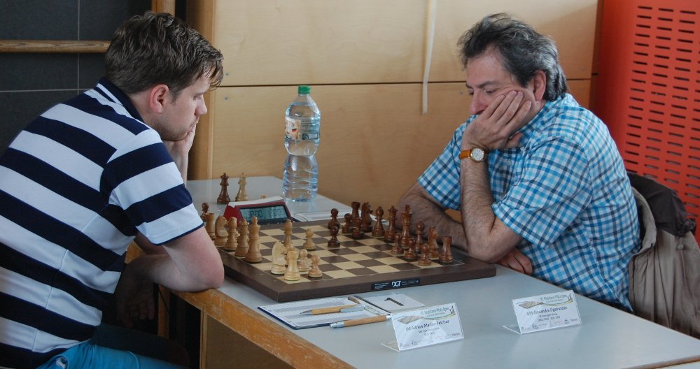 SFNickenich's tweet photo. Trennten sich Remis: Die Anwärter auf den Gesamtsieg, IM Adrian-Marian Petrisor (l.), und GM Alexandre Dgebuadze in der fünften Runde des #rlpopen. #Schach @RheinZeitung @Sportbund_RL https://t.co/040fOsjIvf