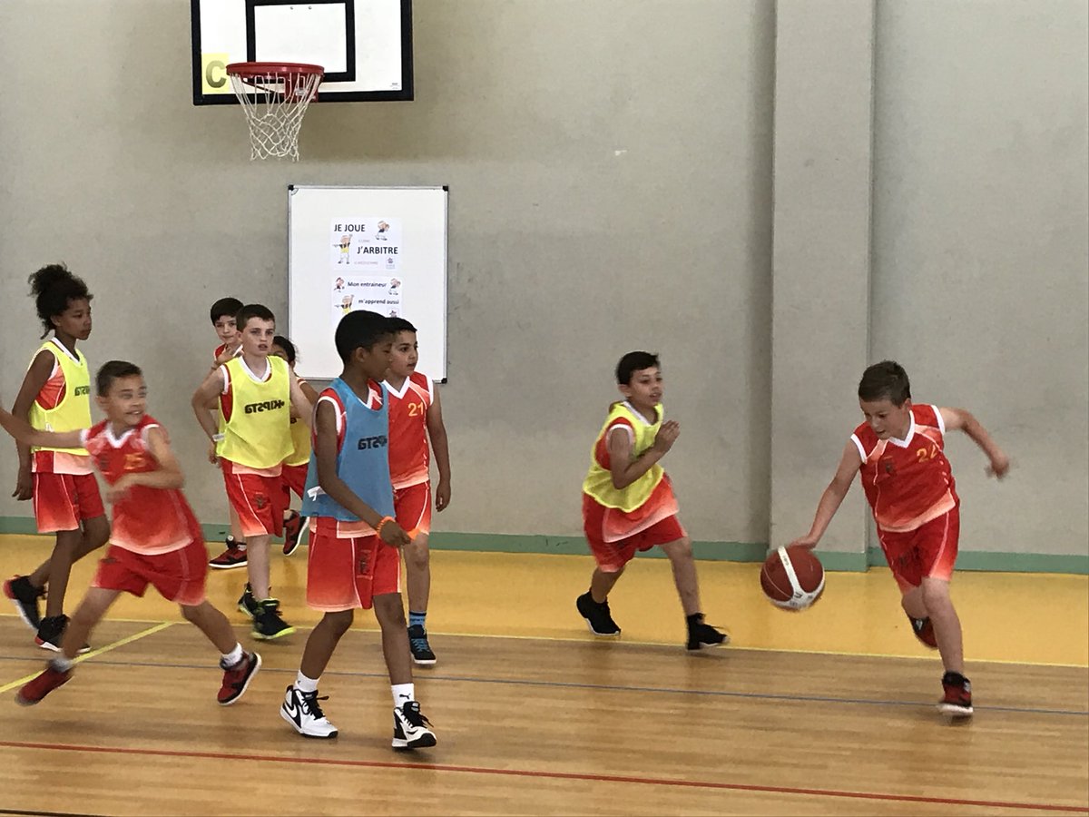 magnanville_bb's tweet photo. Les U11 #Basket #Magnanville @Esmbb vs @Esmbb arbitré par @Esmbb à la Fête Nationale du Mini-Basket 🏀⛹️♀️⛹️♂️😃 #CDYBB @EAndresy #FNMB https://t.co/G82Mmd8ErR