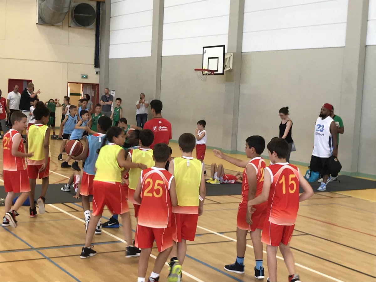 magnanville_bb's tweet photo. Les U11 #Basket #Magnanville @Esmbb vs @Esmbb arbitré par @Esmbb à la Fête Nationale du Mini-Basket 🏀⛹️♀️⛹️♂️😃 #CDYBB @EAndresy #FNMB https://t.co/G82Mmd8ErR